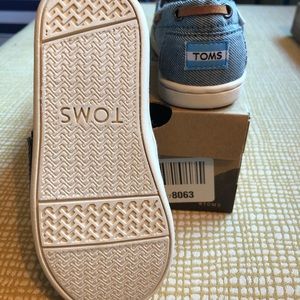 Never Worn unisex Toddler Toms size 8